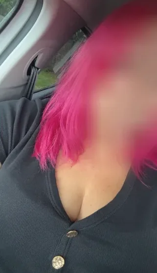 Sandra, 37